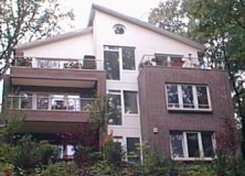 Foto fertiggestelltes Mehrfamilienhaus mit kontrastierender Backstein- und Putzfassade Foto fertiggestelltes Mehrfamilienhaus mit kontrastierender Backstein- und Putzfassade